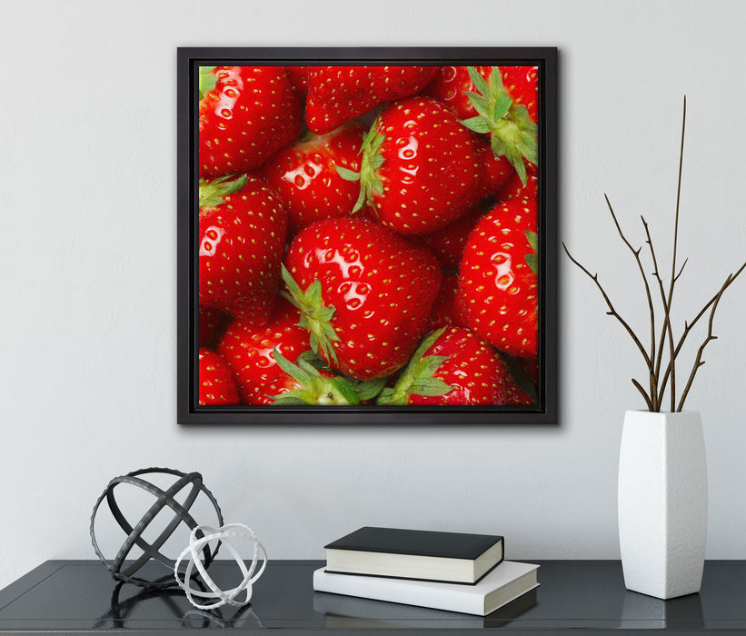 Leckere frische Erdbeeren  auf Leinwandbild Quadratisch gerahmt mit Kirschblüten