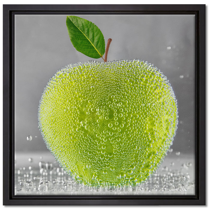 Grüner leckerer Apfel im Wasser auf Leinwandbild Quadratisch gerahmt Größe 40x40