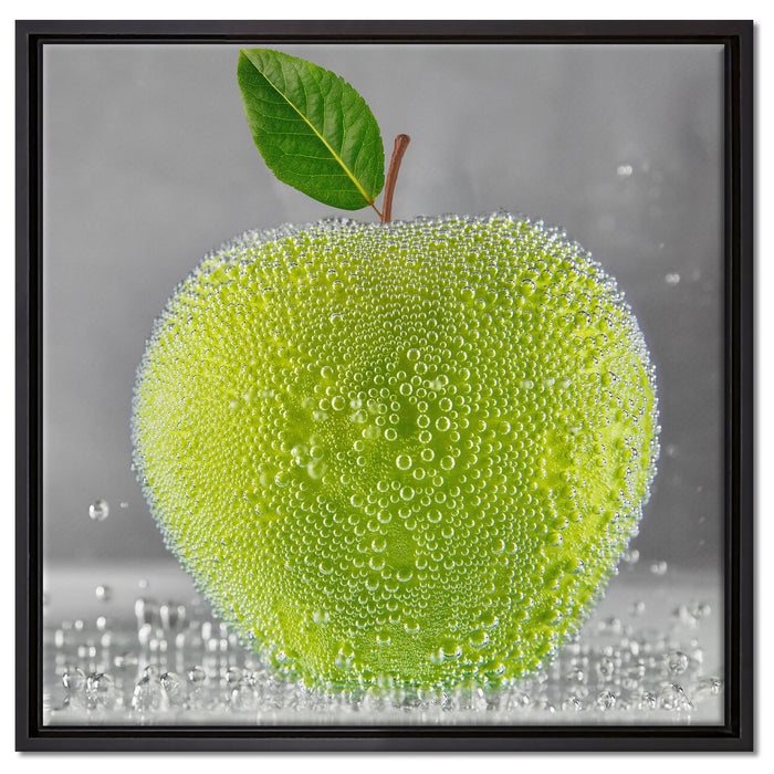 Grüner leckerer Apfel im Wasser auf Leinwandbild Quadratisch gerahmt Größe 60x60