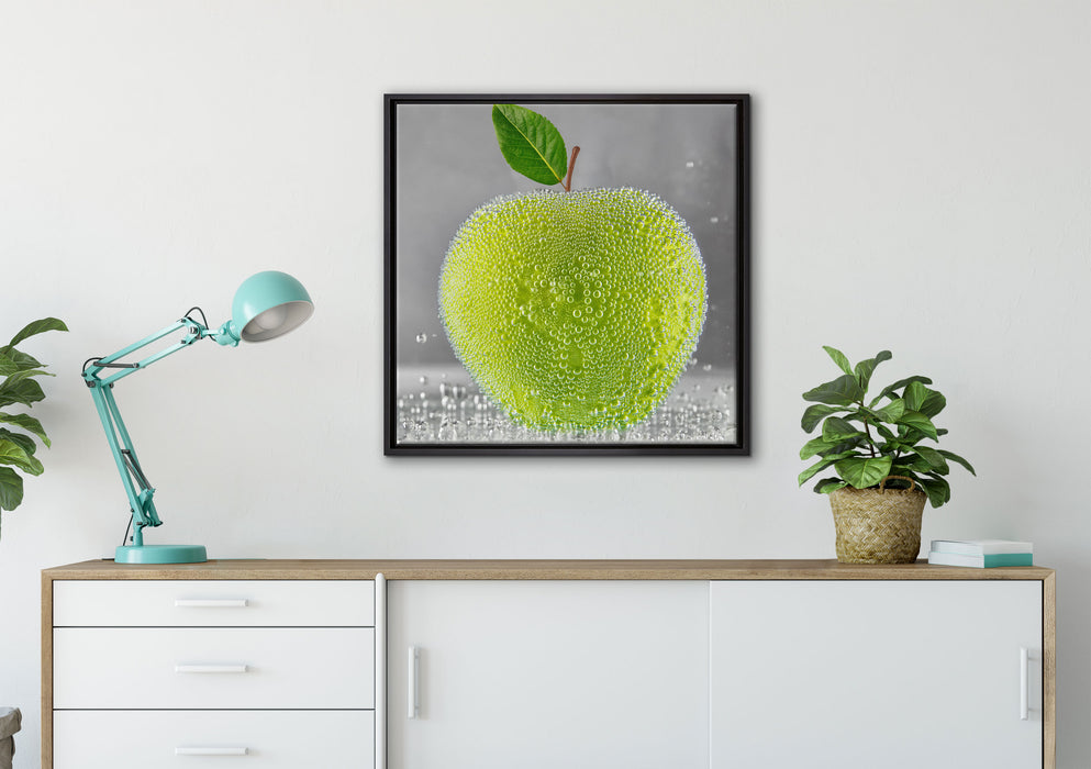 Grüner leckerer Apfel im Wasser auf Leinwandbild gerahmt Quadratisch verschiedene Größen im Wohnzimmer