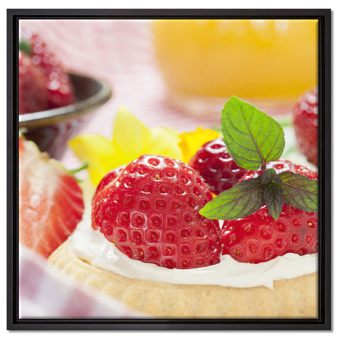 Leckere Erdbeertörtchen auf Leinwandbild Quadratisch gerahmt Größe 60x60