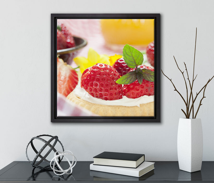 Leckere Erdbeertörtchen  auf Leinwandbild Quadratisch gerahmt mit Kirschblüten