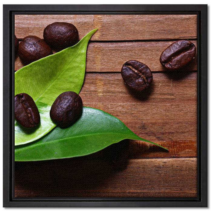 Kaffeebohnen auf Blättern auf Leinwandbild Quadratisch gerahmt Größe 40x40