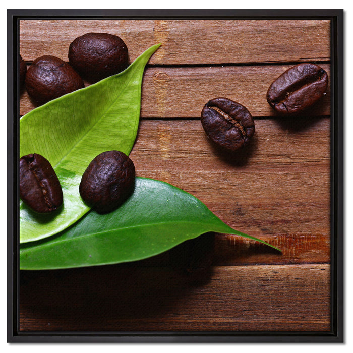 Kaffeebohnen auf Blättern auf Leinwandbild Quadratisch gerahmt Größe 60x60