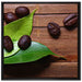 Kaffeebohnen auf Blättern auf Leinwandbild Quadratisch gerahmt Größe 70x70