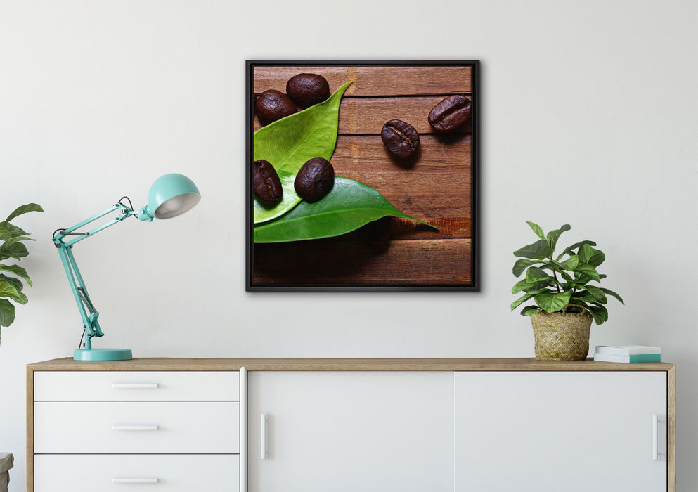 Kaffeebohnen auf Blättern auf Leinwandbild gerahmt Quadratisch verschiedene Größen im Wohnzimmer