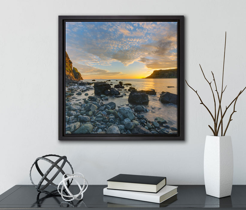 Felsen am Strand  auf Leinwandbild Quadratisch gerahmt mit Kirschblüten