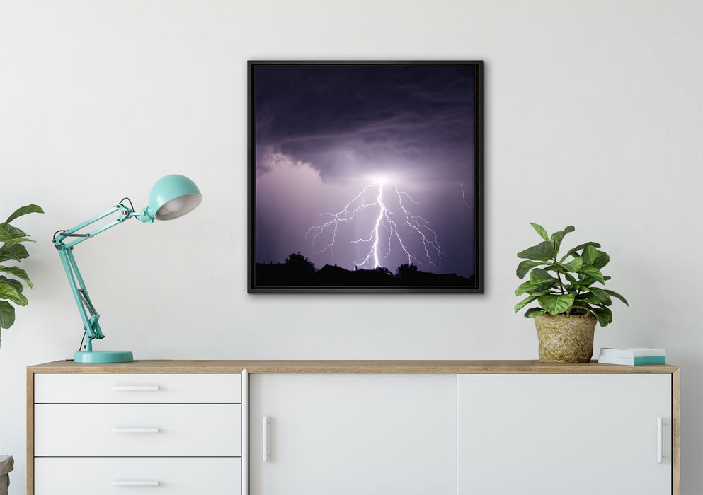 Einschlagender Blitz schwarz weiß auf Leinwandbild gerahmt Quadratisch verschiedene Größen im Wohnzimmer