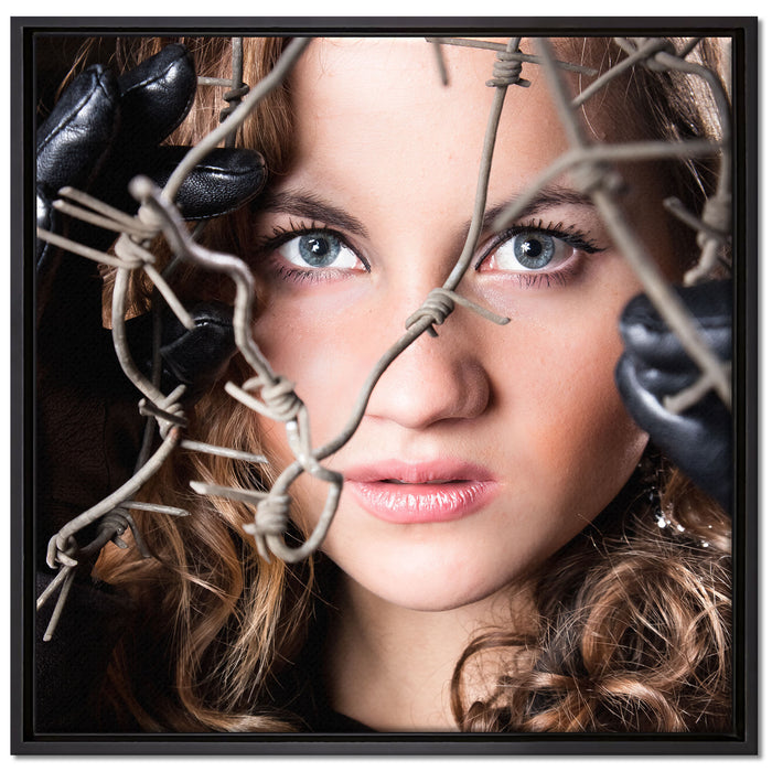 Sexy girl Stacheldraht auf Leinwandbild Quadratisch gerahmt Größe 70x70