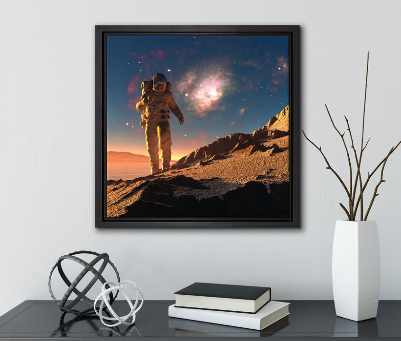 Astronaut klettert auf den Mond  auf Leinwandbild Quadratisch gerahmt mit Kirschblüten