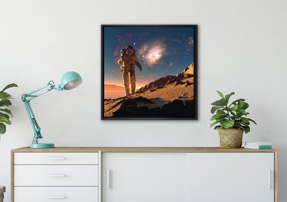 Astronaut klettert auf den Mond auf Leinwandbild gerahmt Quadratisch verschiedene Größen im Wohnzimmer