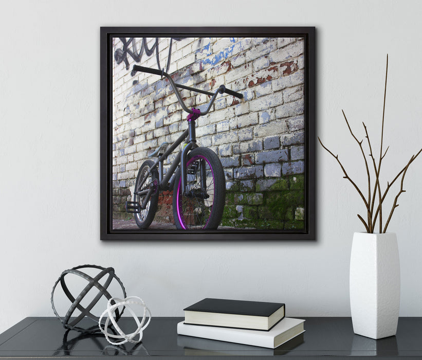 Fahrrad vor Graffitiwand  auf Leinwandbild Quadratisch gerahmt mit Kirschblüten
