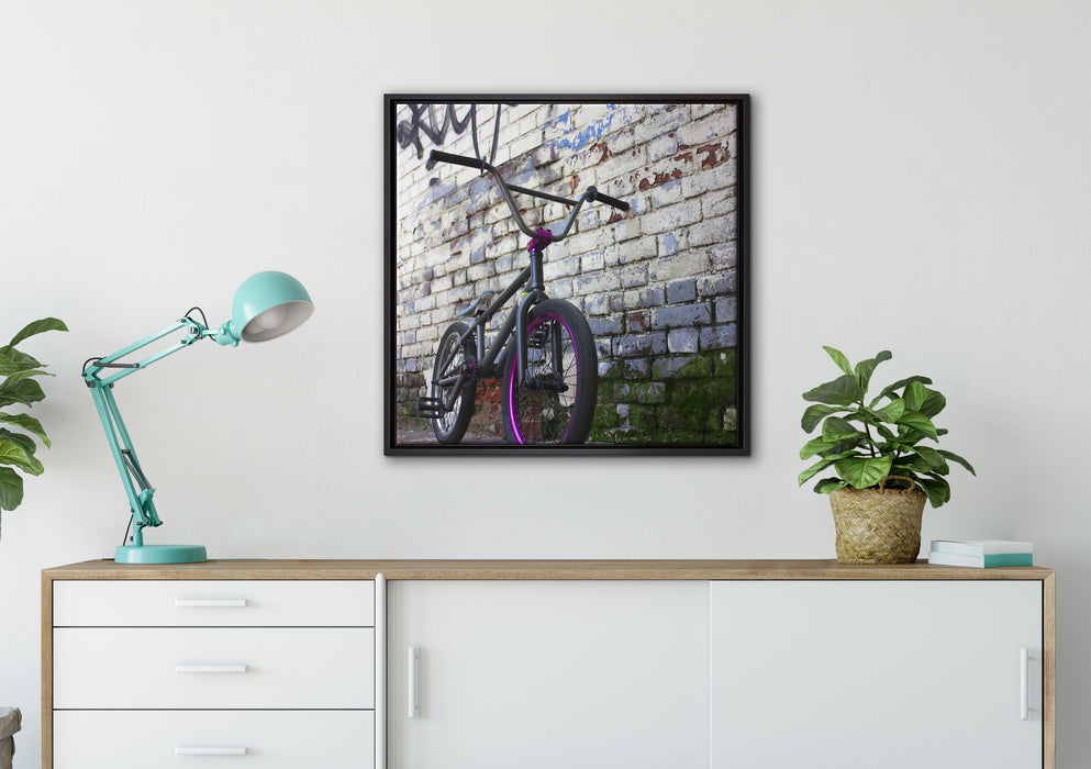Fahrrad vor Graffitiwand auf Leinwandbild gerahmt Quadratisch verschiedene Größen im Wohnzimmer