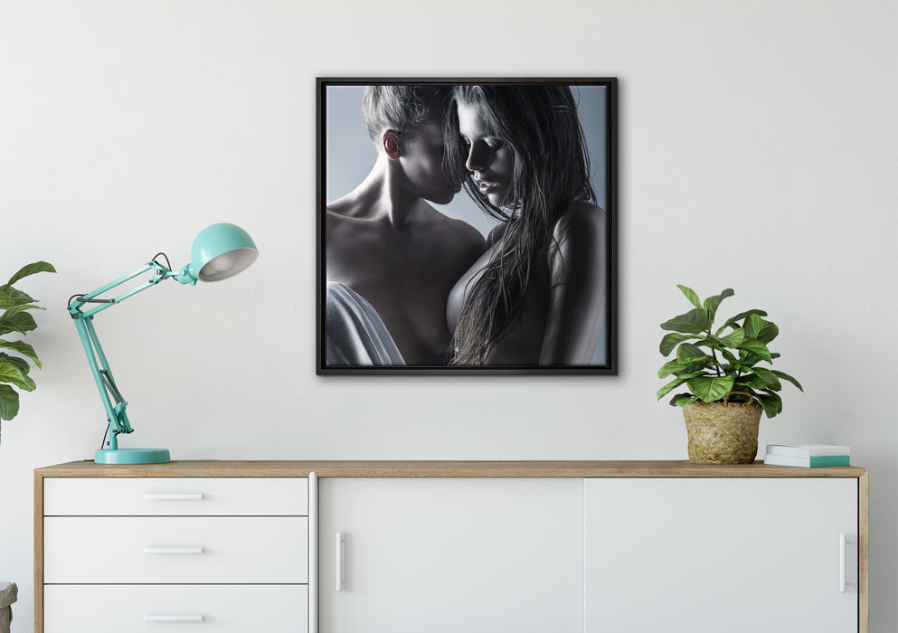 Sinnliche Frauenküsse auf Leinwandbild gerahmt Quadratisch verschiedene Größen im Wohnzimmer