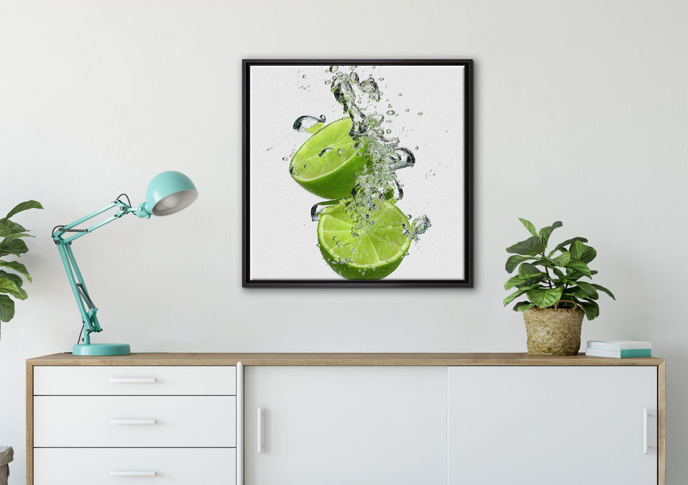 Leckere grüne Limetten im Wasser auf Leinwandbild gerahmt Quadratisch verschiedene Größen im Wohnzimmer