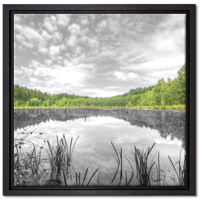 traumhafter See in grünem Wald auf Leinwandbild Quadratisch gerahmt Größe 40x40
