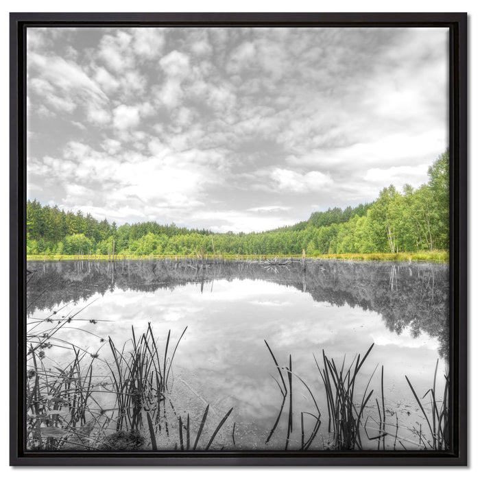 traumhafter See in grünem Wald auf Leinwandbild Quadratisch gerahmt Größe 60x60