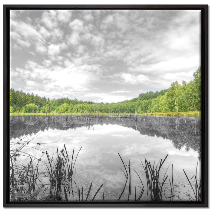 traumhafter See in grünem Wald auf Leinwandbild Quadratisch gerahmt Größe 70x70