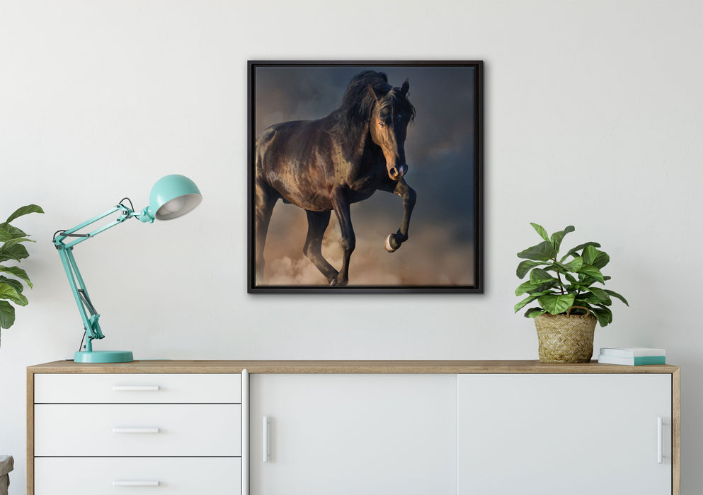 Schwarzes Pferd auf Leinwandbild gerahmt Quadratisch verschiedene Größen im Wohnzimmer