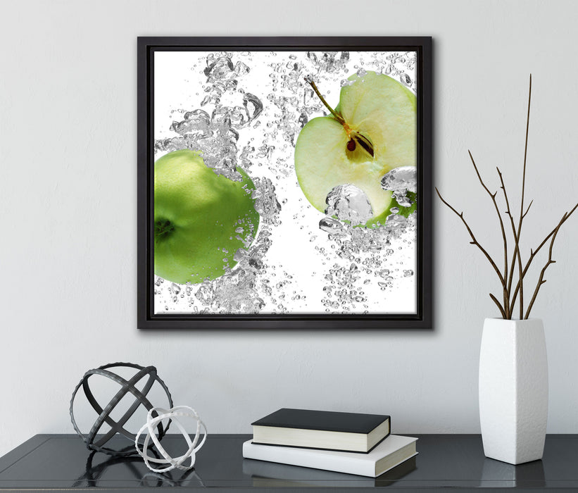 saftig grüne Äpfel im Wasser  auf Leinwandbild Quadratisch gerahmt mit Kirschblüten