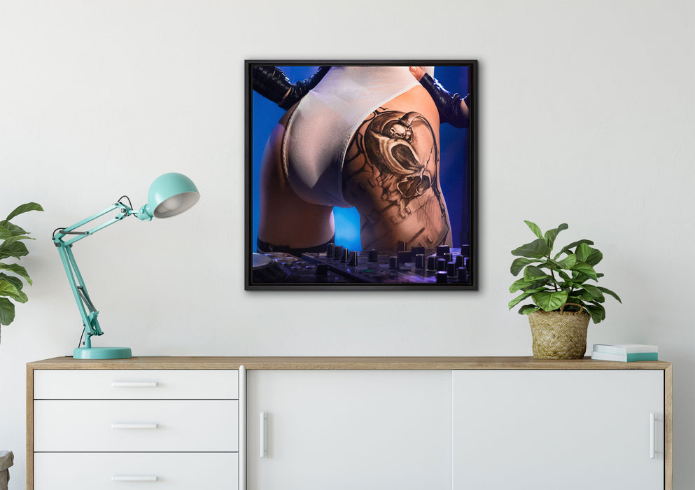 Sexy Frau am Plattenpult auf Leinwandbild gerahmt Quadratisch verschiedene Größen im Wohnzimmer