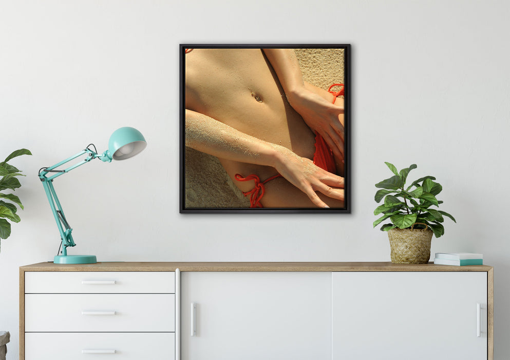 Sexy Frau im Bikini am Strand auf Leinwandbild gerahmt Quadratisch verschiedene Größen im Wohnzimmer