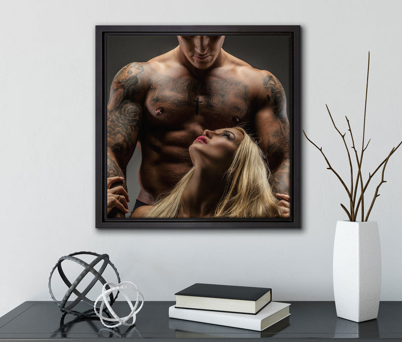 Sexy Frau mit tätowiertem Mann  auf Leinwandbild Quadratisch gerahmt mit Kirschblüten