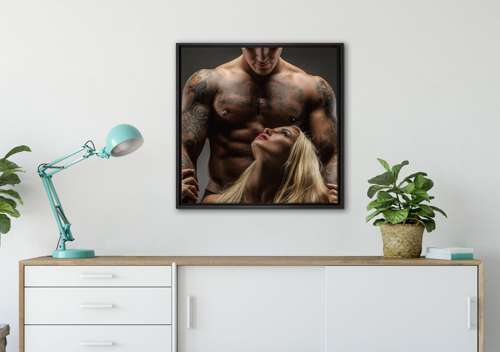 Sexy Frau mit tätowiertem Mann auf Leinwandbild gerahmt Quadratisch verschiedene Größen im Wohnzimmer