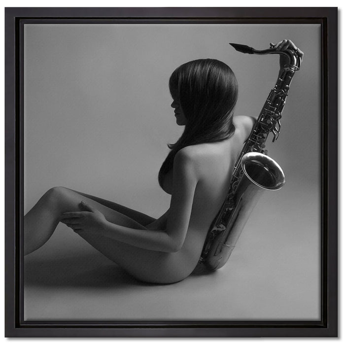 Attraktive Frau mit Saxophone auf Leinwandbild Quadratisch gerahmt Größe 40x40