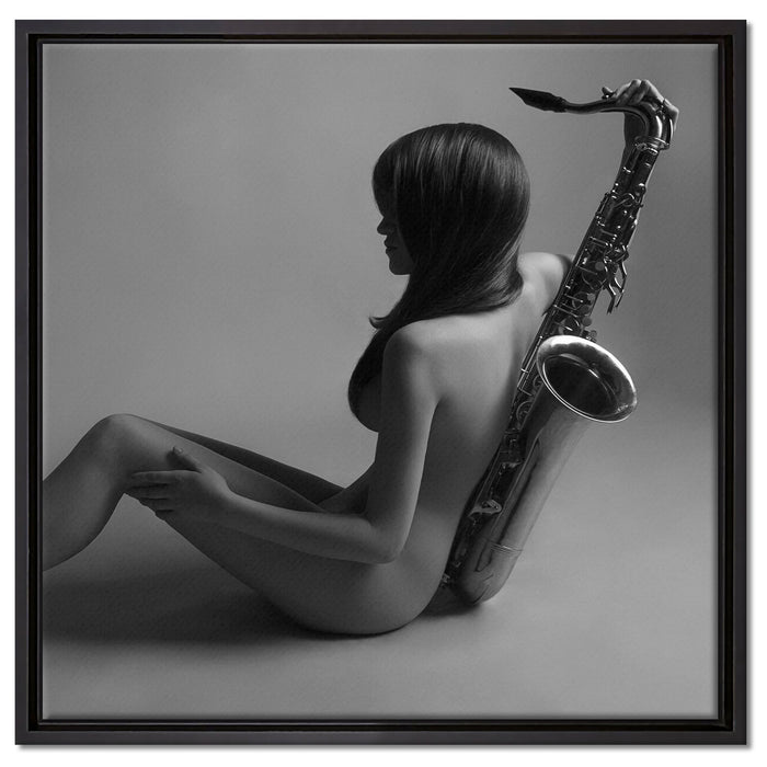 Attraktive Frau mit Saxophone auf Leinwandbild Quadratisch gerahmt Größe 60x60