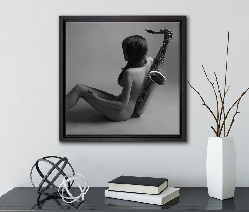 Attraktive Frau mit Saxophone  auf Leinwandbild Quadratisch gerahmt mit Kirschblüten