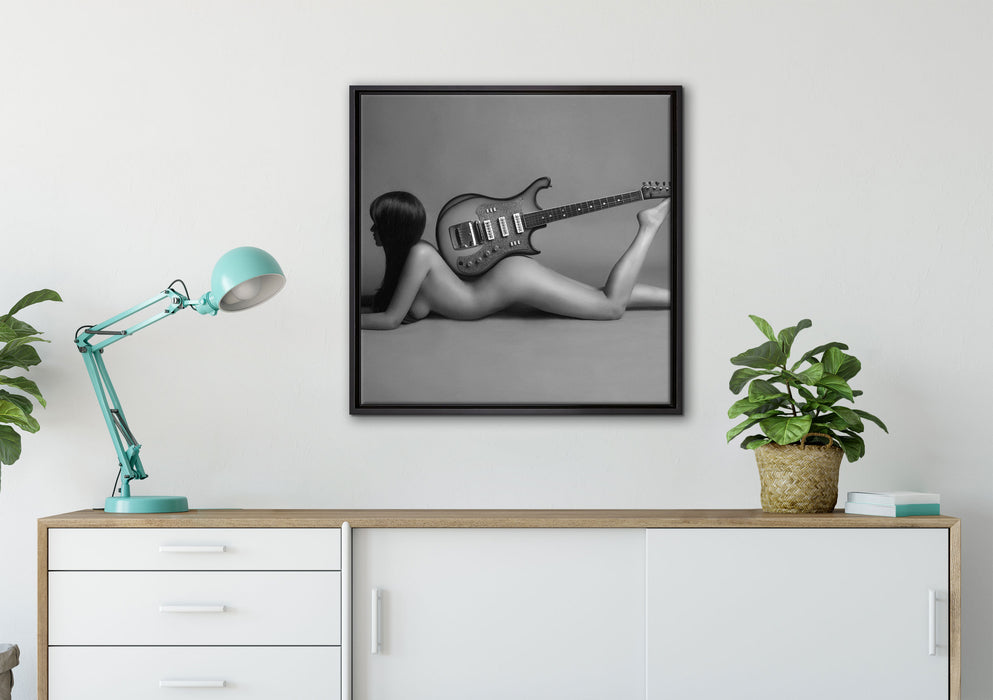 Nackte Frau mit Gitarre auf Leinwandbild gerahmt Quadratisch verschiedene Größen im Wohnzimmer