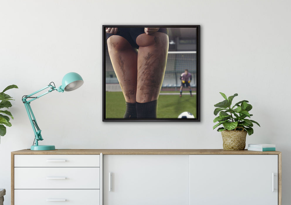 Frauenpo im Fußballtrikot auf Leinwandbild gerahmt Quadratisch verschiedene Größen im Wohnzimmer