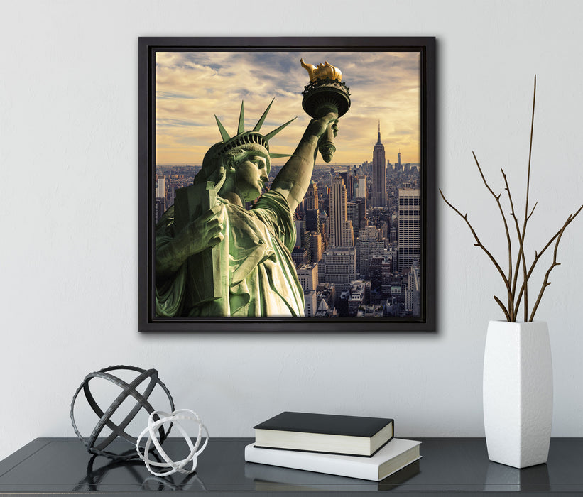 Freiheitsstatue in New York  auf Leinwandbild Quadratisch gerahmt mit Kirschblüten