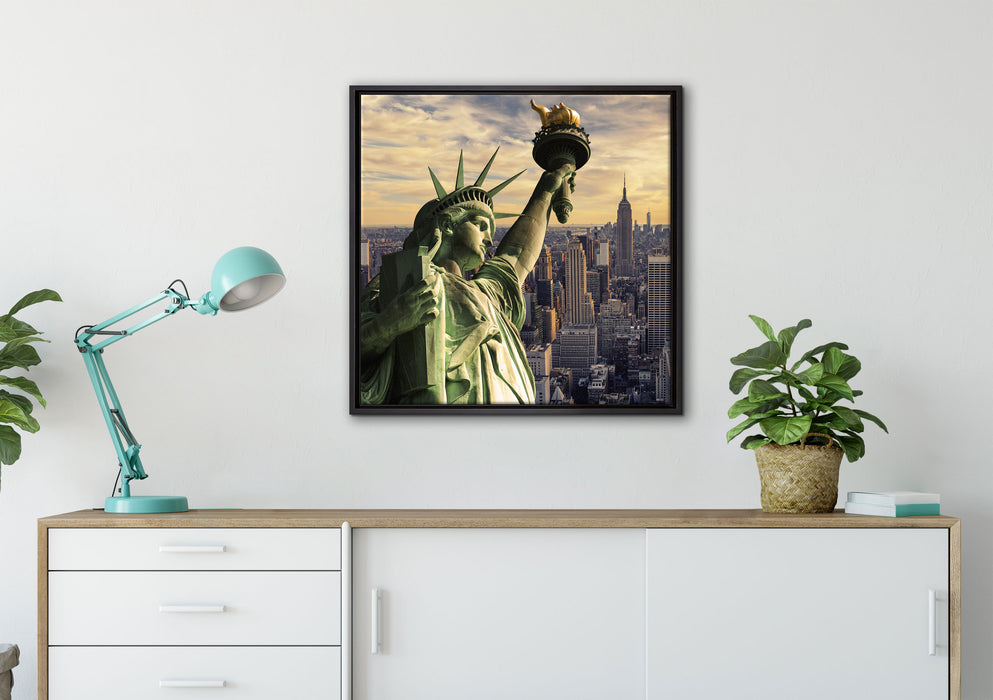 Freiheitsstatue in New York auf Leinwandbild gerahmt Quadratisch verschiedene Größen im Wohnzimmer