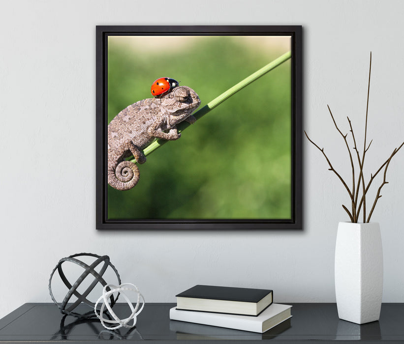 Süßer Gecko mit einem Marienkäfer  auf Leinwandbild Quadratisch gerahmt mit Kirschblüten