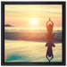 Frau in einer Yogapose am Strand auf Leinwandbild Quadratisch gerahmt Größe 40x40
