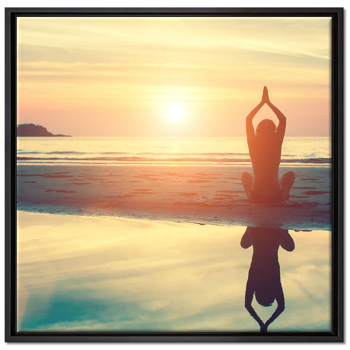 Frau in einer Yogapose am Strand auf Leinwandbild Quadratisch gerahmt Größe 70x70