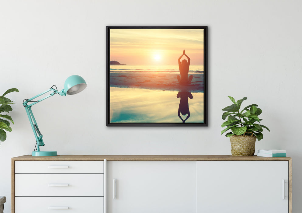 Frau in einer Yogapose am Strand auf Leinwandbild gerahmt Quadratisch verschiedene Größen im Wohnzimmer