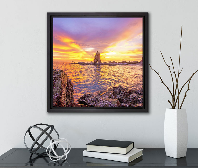 Küstenlinie mit Sonnenuntergang  auf Leinwandbild Quadratisch gerahmt mit Kirschblüten