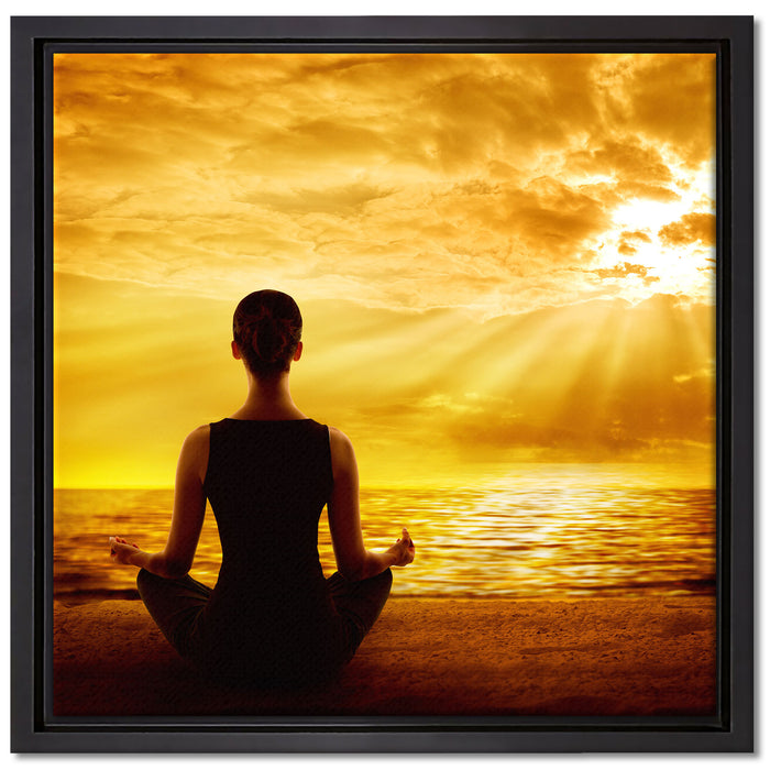 Frau meditiert am Strand auf Leinwandbild Quadratisch gerahmt Größe 40x40