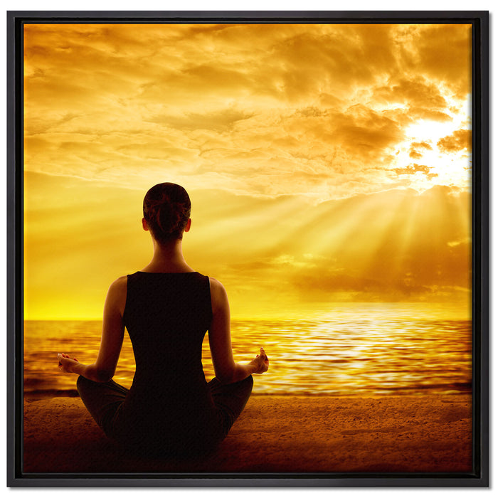 Frau meditiert am Strand auf Leinwandbild Quadratisch gerahmt Größe 70x70