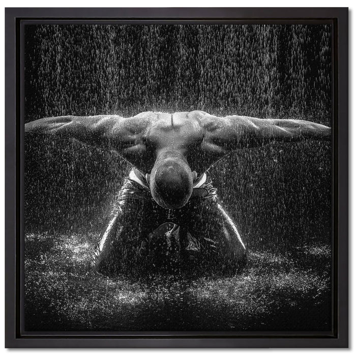 Bodybuilder im Regen auf Leinwandbild Quadratisch gerahmt Größe 40x40