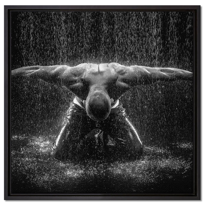 Bodybuilder im Regen auf Leinwandbild Quadratisch gerahmt Größe 60x60