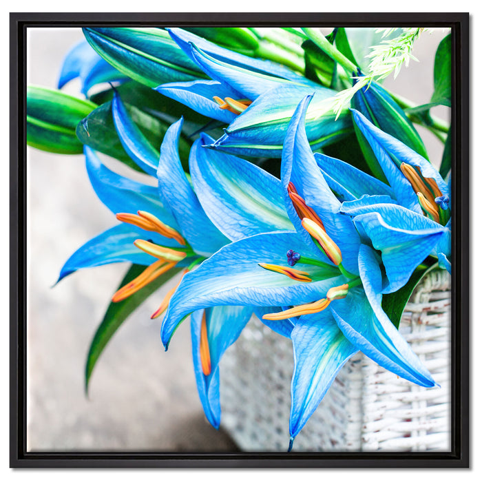 schöne blaue Blumen im Körbchen auf Leinwandbild Quadratisch gerahmt Größe 60x60