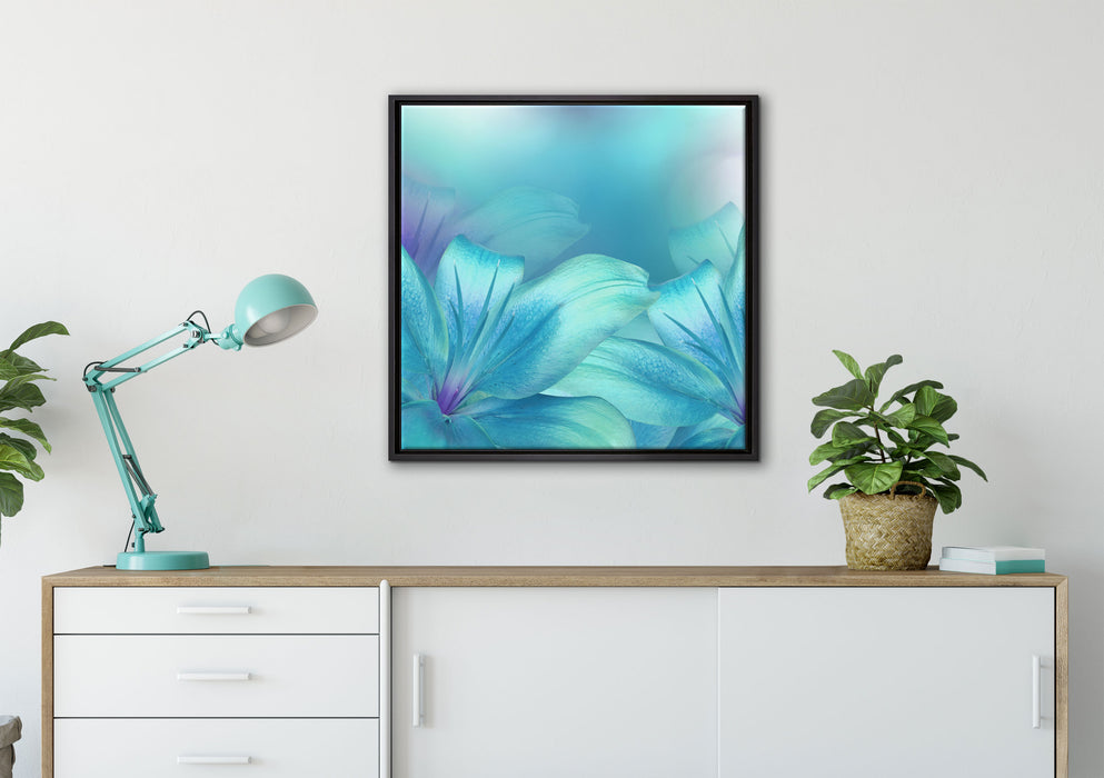 türkise Lilien auf Leinwandbild gerahmt Quadratisch verschiedene Größen im Wohnzimmer