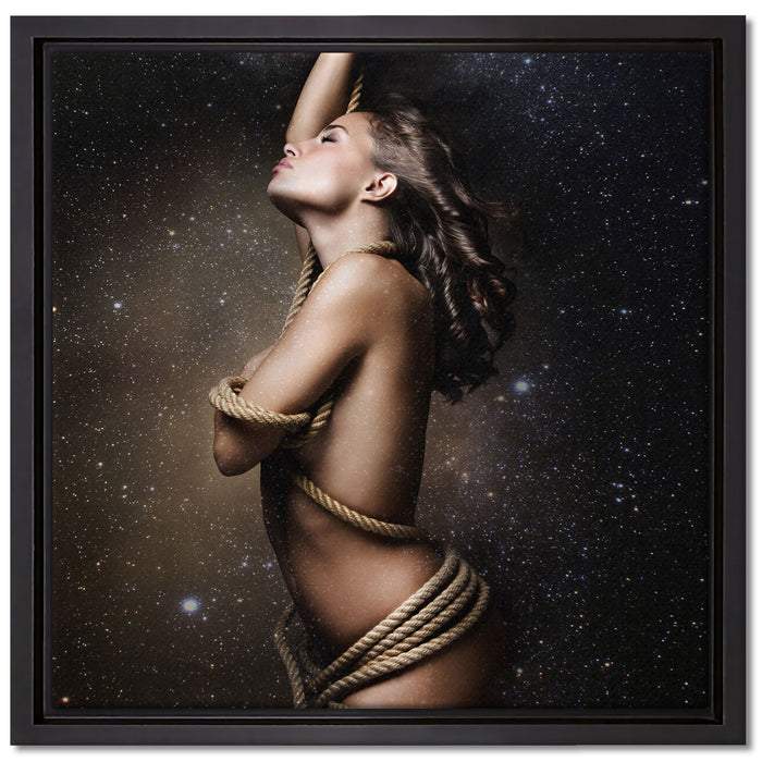 hübsche Frau in Seil gewickelt auf Leinwandbild Quadratisch gerahmt Größe 40x40