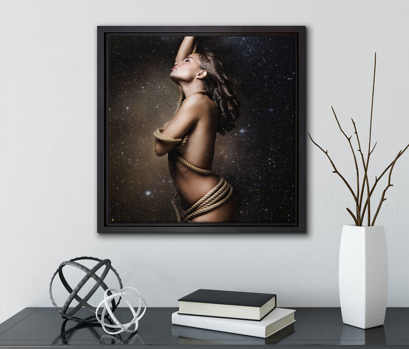 hübsche Frau in Seil gewickelt  auf Leinwandbild Quadratisch gerahmt mit Kirschblüten