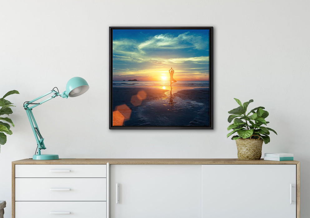 Yoga Silhouette am Strand auf Leinwandbild gerahmt Quadratisch verschiedene Größen im Wohnzimmer