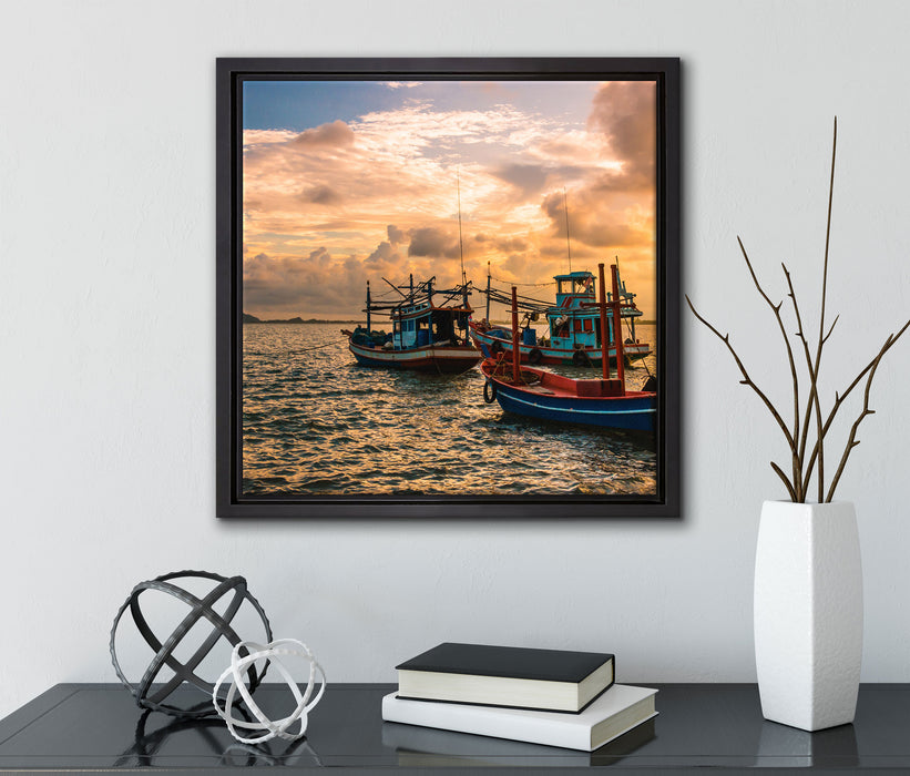 thailändische Fischerboote im Meer  auf Leinwandbild Quadratisch gerahmt mit Kirschblüten
